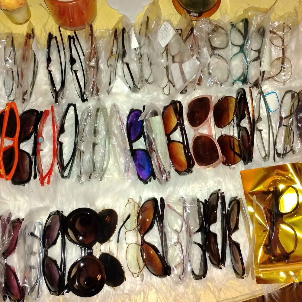 Mystery Box of Stylish Sunglasses and Glasses. Unsorted. 5lb Box. 75-100 Per Box - Picture 14 of 14